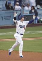 　マーリンズ戦の１回、７号となる先頭打者本塁打を放ち塁を回るドジャース・大谷＝ロサンゼルス（共同）