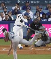 　マーリンズ戦の１回、７号となる先頭打者本塁打を放つドジャース・大谷。投手アルカンタラ＝ロサンゼルス（共同）