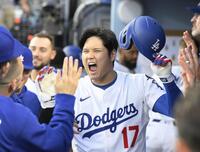 　マーリンズ戦の１回、７号となる先頭打者本塁打を放ち、ベンチで迎えられるドジャース・大谷＝ロサンゼルス（共同）