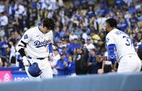 　マーリンズ戦の１回、先頭打者本塁打を放ちＴ・ヘルナンデス（右）から種を浴びせられるドジャース・大谷＝ロサンゼルス（共同）