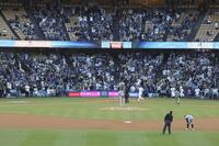 　１回、先頭打者で７号ソロを放ち、本塁へ向かうドジャース・大谷。マウンド上はマーリンズ先発のアルカンタラ＝ロサンゼルス（共同）