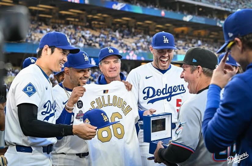 　マーリンズ・マカロー監督にチャンピオンリングなどを渡す大谷（左）らドジャースナイン（ロサンゼルス・ドジャース提供）