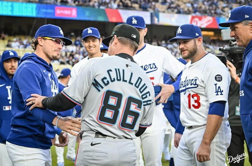 　マーリンズ・マカロー監督にチャンピオンリングを渡したドジャースナイン（ロサンゼルス・ドジャース提供）