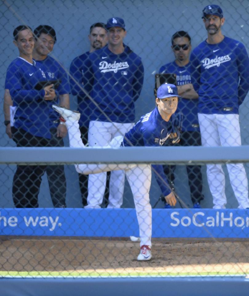 　ブルペンで投球練習するドジャース・山本＝ロサンゼルス（共同）