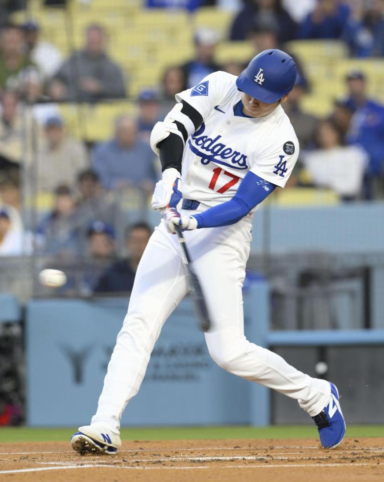 　マーリンズ戦の１回、７号となる先頭打者本塁打を放つドジャース・大谷＝ロサンゼルス（共同）