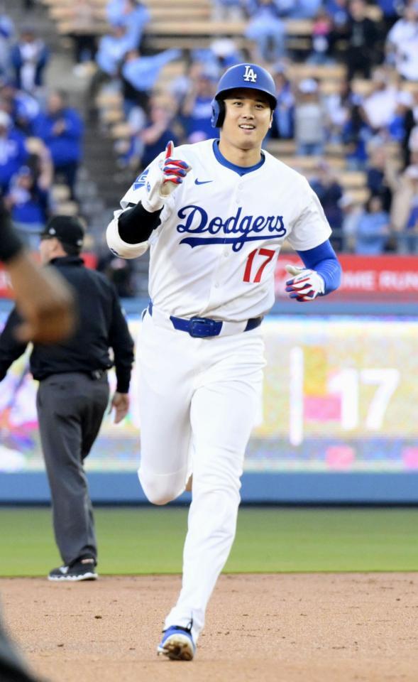 　マーリンズ戦の１回、７号となる先頭打者本塁打を放ち、笑顔で塁を回るドジャース・大谷＝ロサンゼルス（共同）