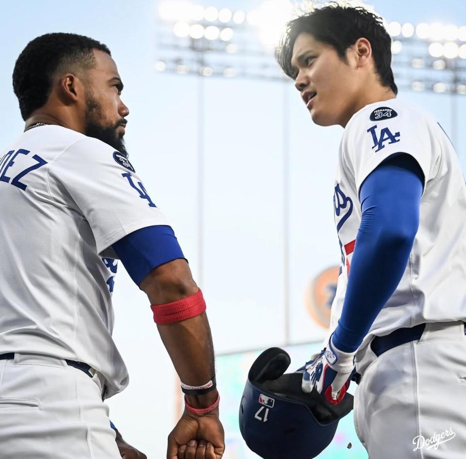 　テオスカー・ヘルナンデスと大谷翔平（ロサンゼルス・ドジャース提供）