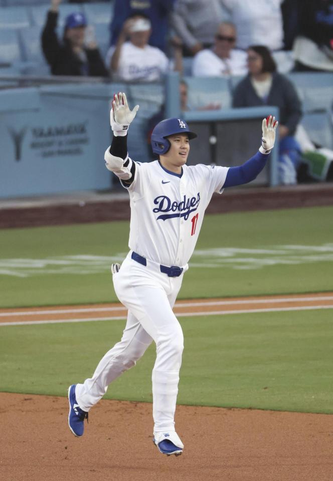 　マーリンズ戦の１回、７号となる先頭打者本塁打を放ち塁を回るドジャース・大谷＝ロサンゼルス（共同）
