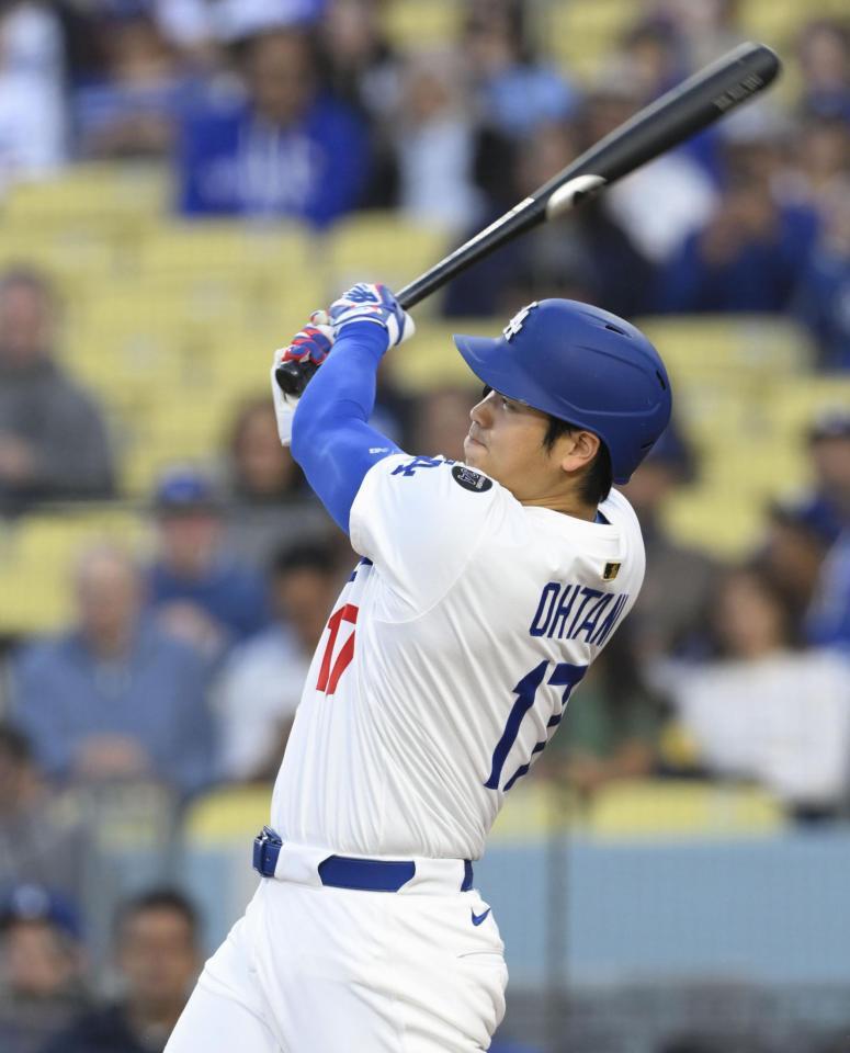 　マーリンズ戦の１回、７号となる先頭打者本塁打を放つドジャース・大谷＝ロサンゼルス（共同）