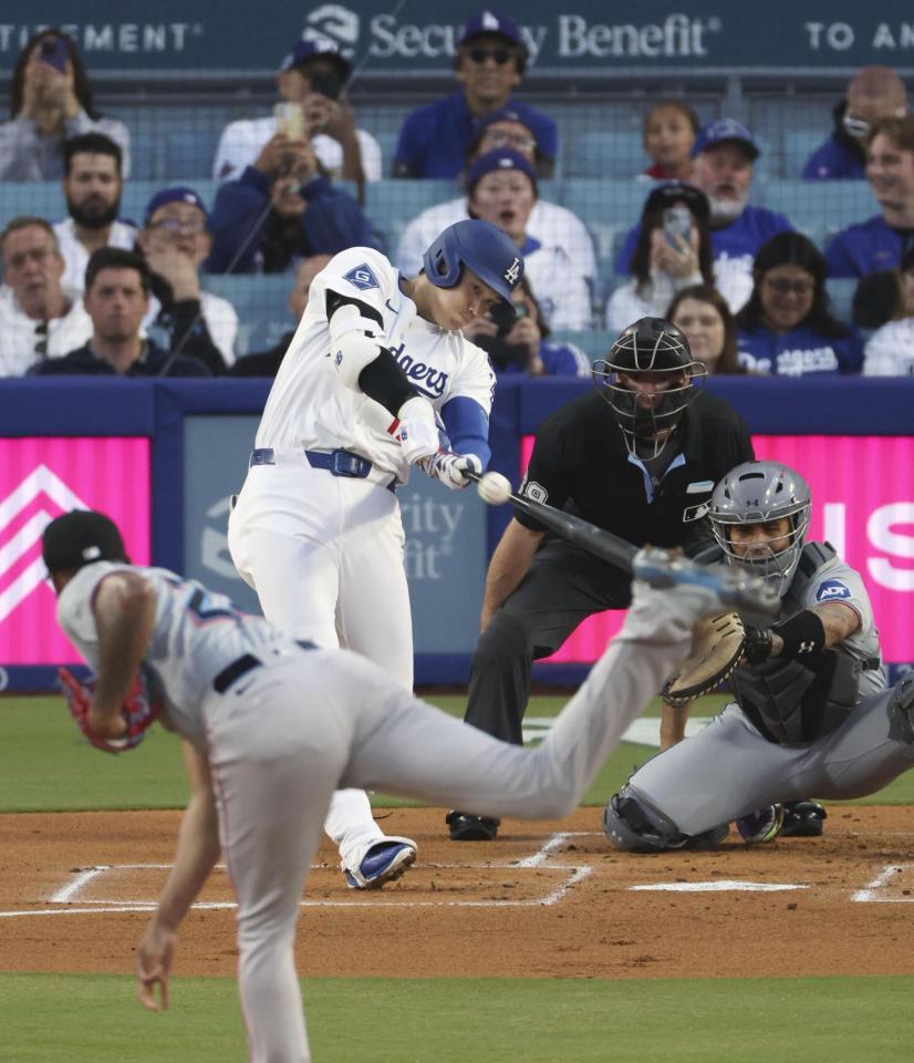 　マーリンズ戦の１回、７号となる先頭打者本塁打を放つドジャース・大谷。投手アルカンタラ＝ロサンゼルス（共同）