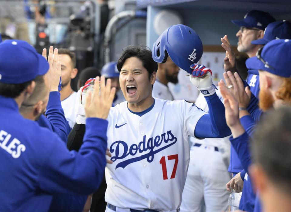 　マーリンズ戦の１回、７号となる先頭打者本塁打を放ち、ベンチで迎えられるドジャース・大谷＝ロサンゼルス（共同）