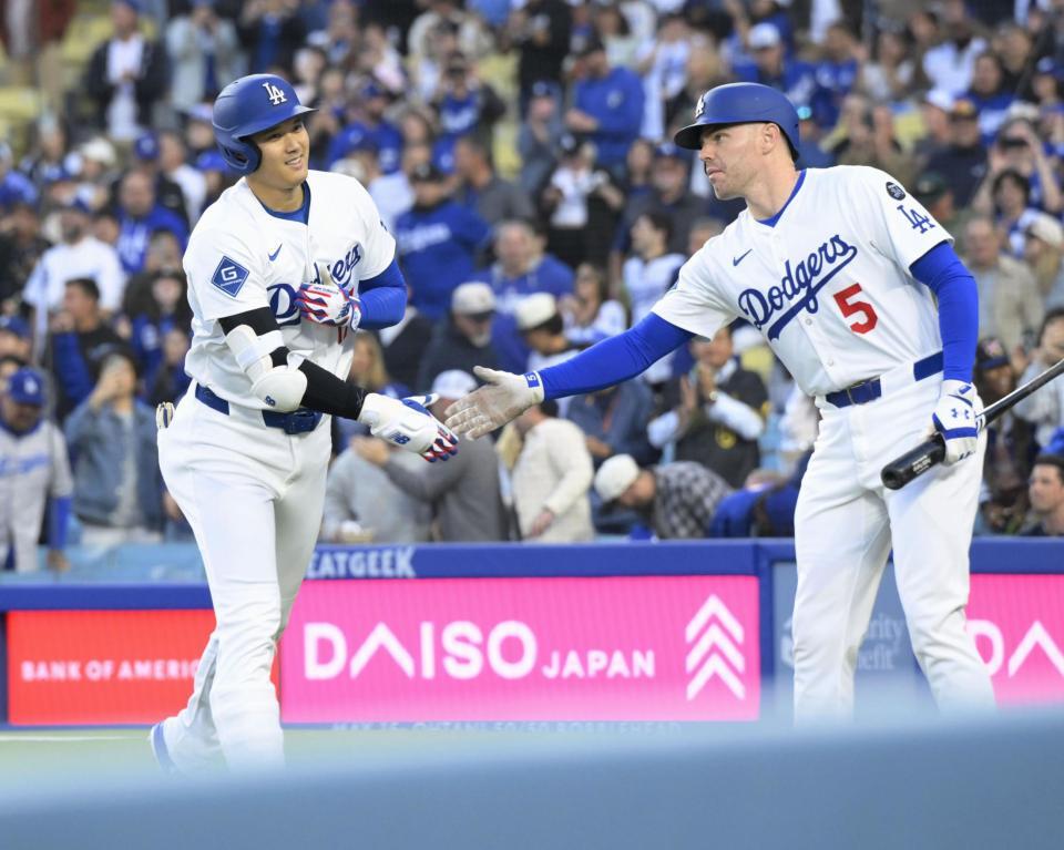 　マーリンズ戦の１回、７号となる先頭打者本塁打を放ち、フリーマン（右）に迎えられるドジャース・大谷＝ロサンゼルス（共同）