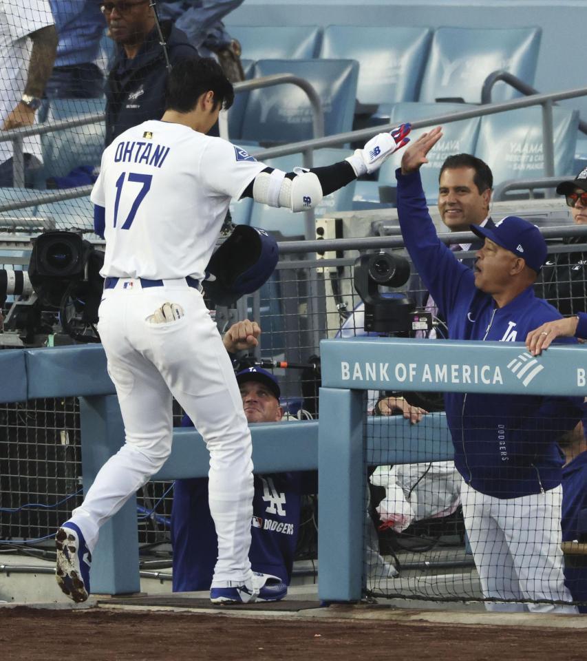 　マーリンズ戦の１回、先頭打者本塁打を放ち、ロバーツ監督（右）に迎えられるドジャース・大谷＝ロサンゼルス（共同）