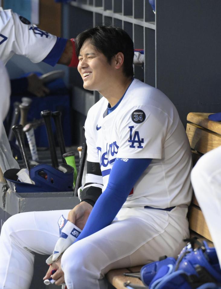 　マーリンズ戦の１回、７号となる先頭打者本塁打を放ち、ベンチで笑顔のドジャース・大谷＝ロサンゼルス（共同）