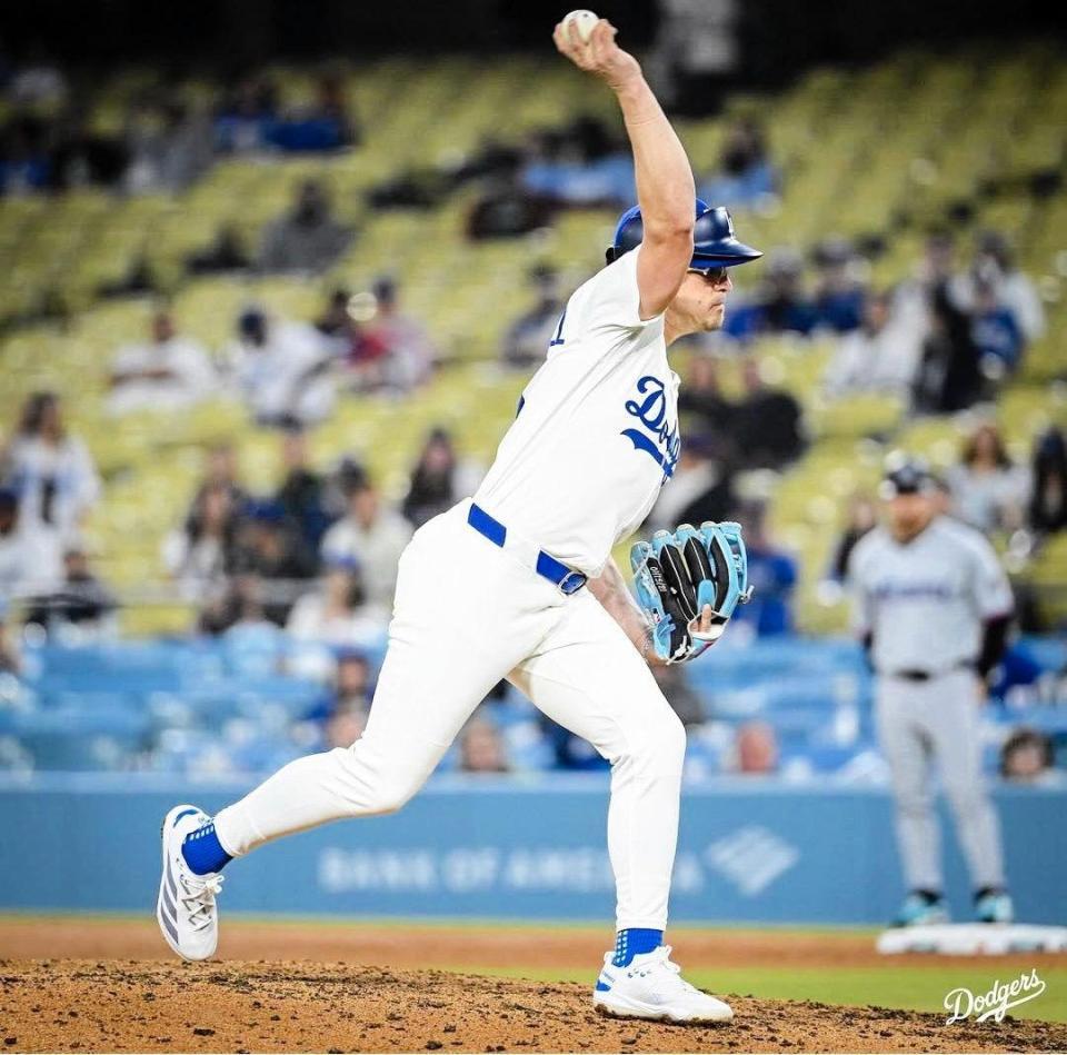 　９回、マウンドで力投するＫ・ヘルナンデス（ロサンゼルス・ドジャース提供）