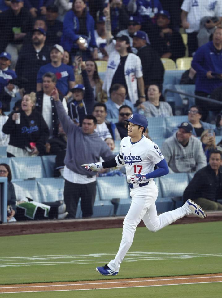 　マーリンズ戦の１回、７号となる先頭打者本塁打を放ち、走る大谷（共同）