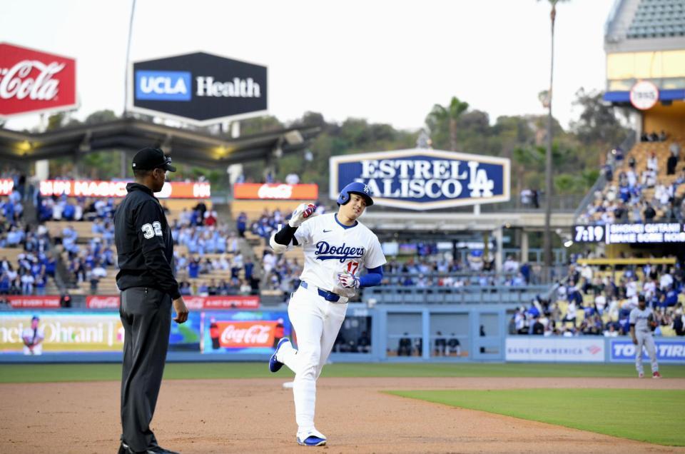 　マーリンズ戦の１回、７号となる先頭打者本塁打を放ち塁を回る大谷（共同）