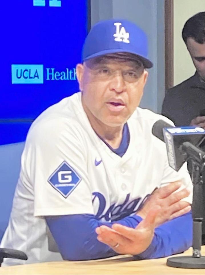 　試合後、報道陣の質問に答えるロバーツ監督（撮影・小林信行）