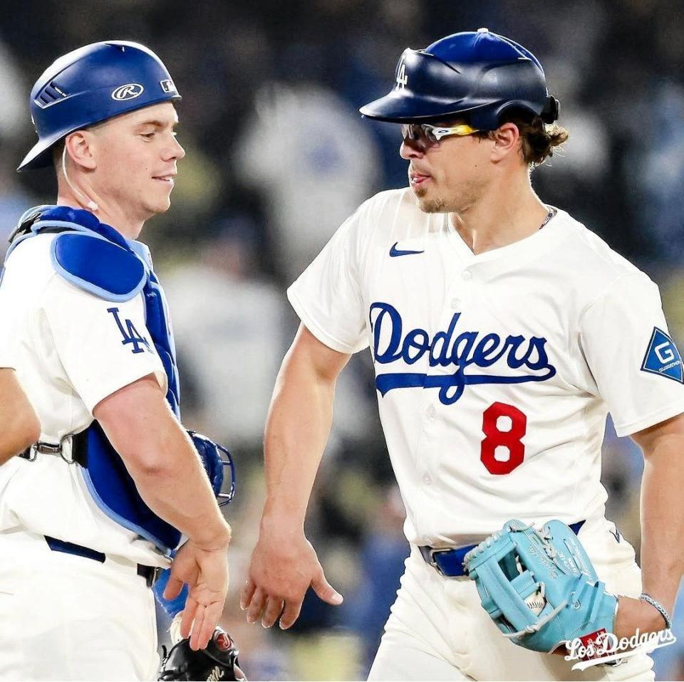 　九回を抑えたＫ・ヘルナンデスとタッチをかわすスミス（ロサンゼルス・ドジャース提供）