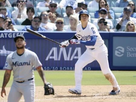 　マーリンズ戦の８回、中越えに三塁打を放つドジャース・大谷。投手アリアス＝ロサンゼルス（共同）