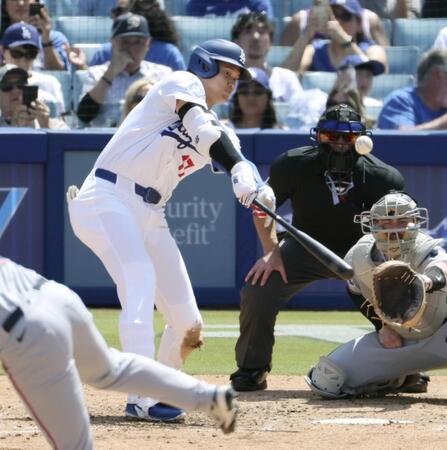 　マーリンズ戦の８回、中越えに三塁打を放つドジャース・大谷＝ロサンゼルス（共同）