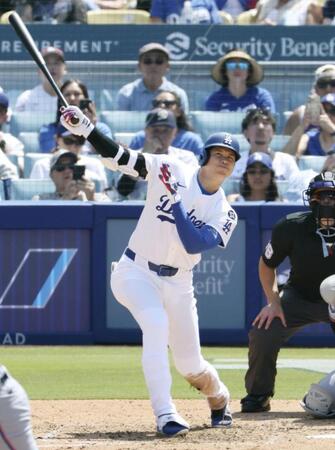 　マーリンズ戦の８回、中越えに三塁打を放つドジャース・大谷＝ロサンゼルス（共同）
