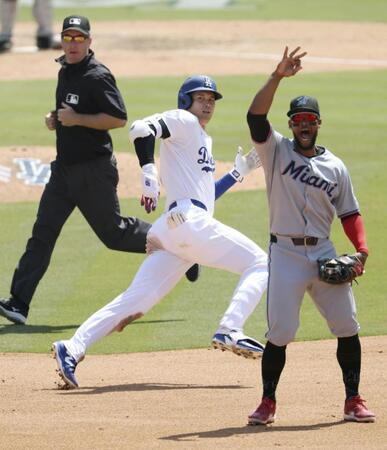 　マーリンズ戦の８回、中越えに三塁打を放ち二塁を回るドジャース・大谷＝ロサンゼルス（共同）