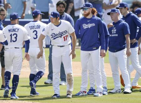 　マーリンズに勝利し、チームメートを迎えるドジャース・大谷（１７）。右端は佐々木＝ロサンゼルス（共同）