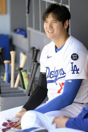 　マーリンズ戦の９回、ベンチで笑顔を見せるドジャース・大谷＝ロサンゼルス（共同）
