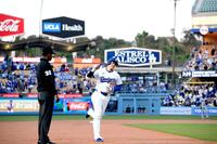 　１回、７号となる先頭打者本塁打を放ち塁を回るドジャース・大谷（共同）