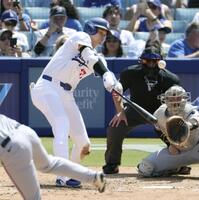 　マーリンズ戦の８回、中越えに三塁打を放つドジャース・大谷＝ロサンゼルス（共同）