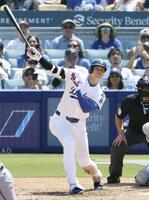 　マーリンズ戦の８回、中越えに三塁打を放つドジャース・大谷＝ロサンゼルス（共同）