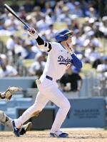 　マーリンズ戦の８回、中越えに三塁打を放つドジャース・大谷＝ロサンゼルス（共同）