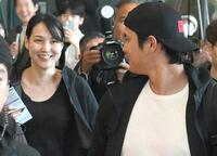 　大谷翔平（右手前）とともに韓国入りした妻・真美子さん＝２０２４年４月