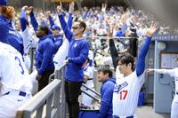 　マーリンズ戦の２回、マンシーの本塁打を喜ぶドジャース・大谷（17）＝ロサンゼルス（共同）