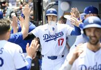 　マーリンズ戦の３回、ベッツの左前打で生還したドジャース・大谷（17）＝ロサンゼルス（共同）