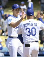 　マーリンズに勝利し、ロバーツ監督（右）とタッチを交わすドジャース・大谷＝ロサンゼルス（共同）