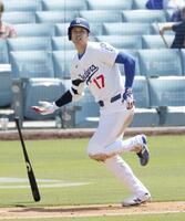 　マーリンズ戦の８回、中越えに三塁打を放つドジャース・大谷＝ロサンゼルス（共同）