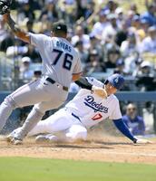 　マーリンズ戦の８回、打者テーラーの時、暴投で生還するドジャース・大谷＝ロサンゼルス（共同）