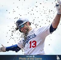 　この試合の写真に選ばれたひまわりの種シャワーを浴びるマンシー（ロサンゼルス・ドジャース提供）