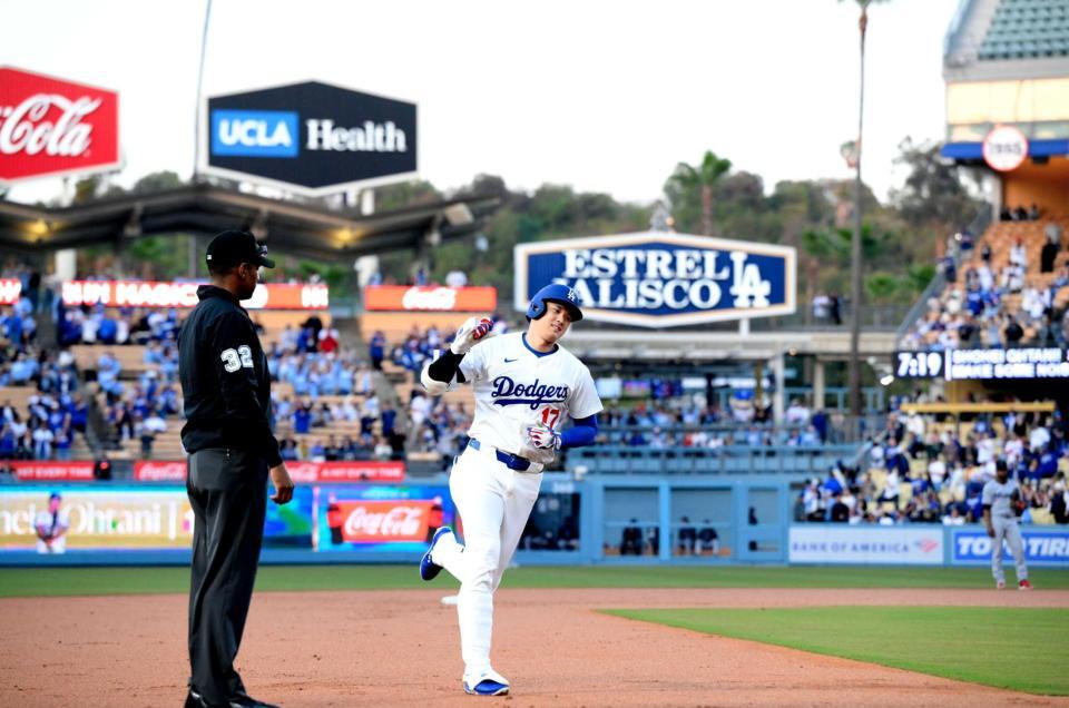 　１回、７号となる先頭打者本塁打を放ち塁を回るドジャース・大谷（共同）