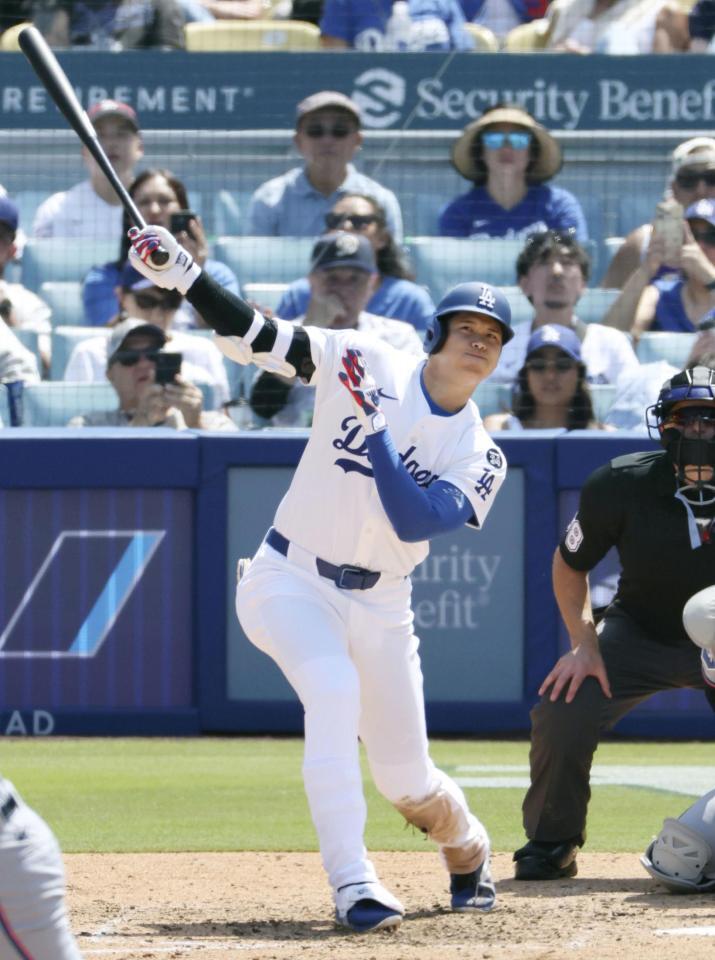 　マーリンズ戦の８回、中越えに三塁打を放つドジャース・大谷＝ロサンゼルス（共同）