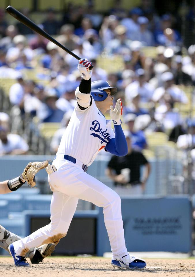 　マーリンズ戦の８回、中越えに三塁打を放つドジャース・大谷＝ロサンゼルス（共同）