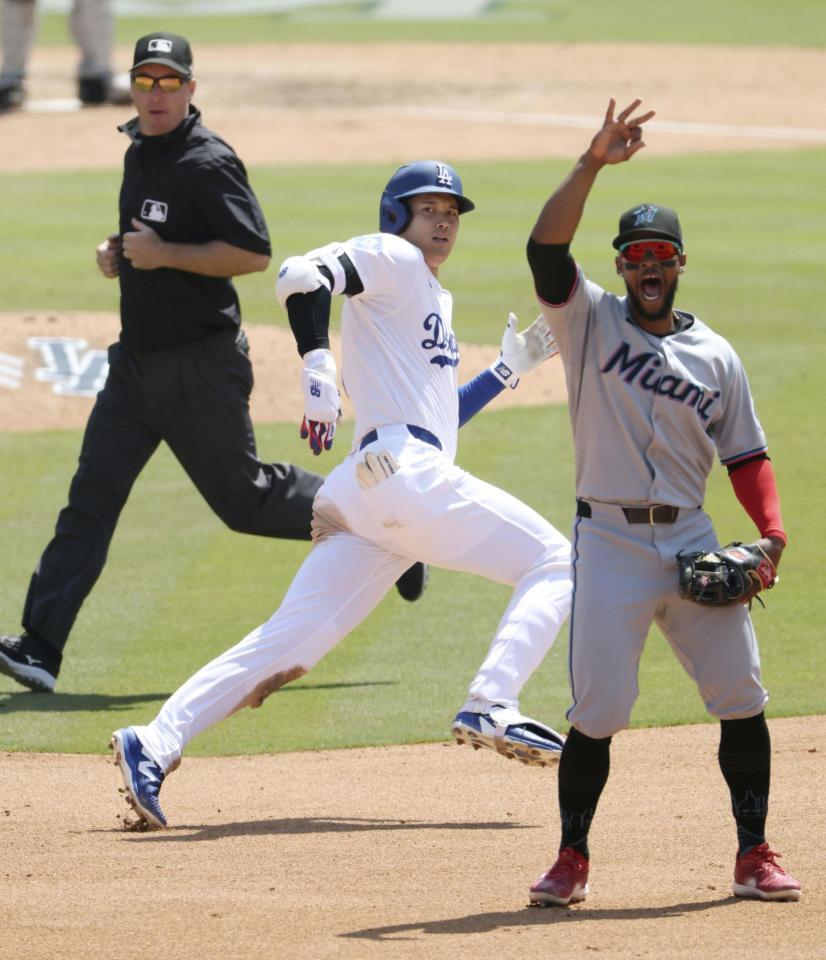 　マーリンズ戦の８回、中越えに三塁打を放ち二塁を回るドジャース・大谷＝ロサンゼルス（共同）