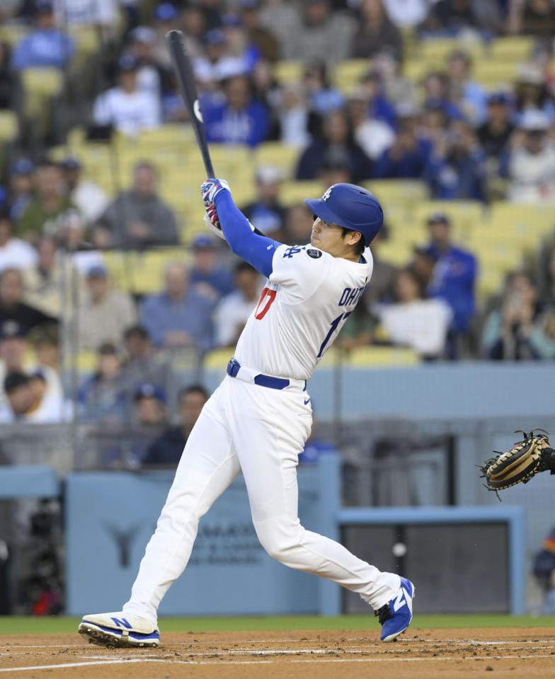 　　１回、７号となる先頭打者本塁打を放つ大谷＝４月２９日（提供・共同通信社）