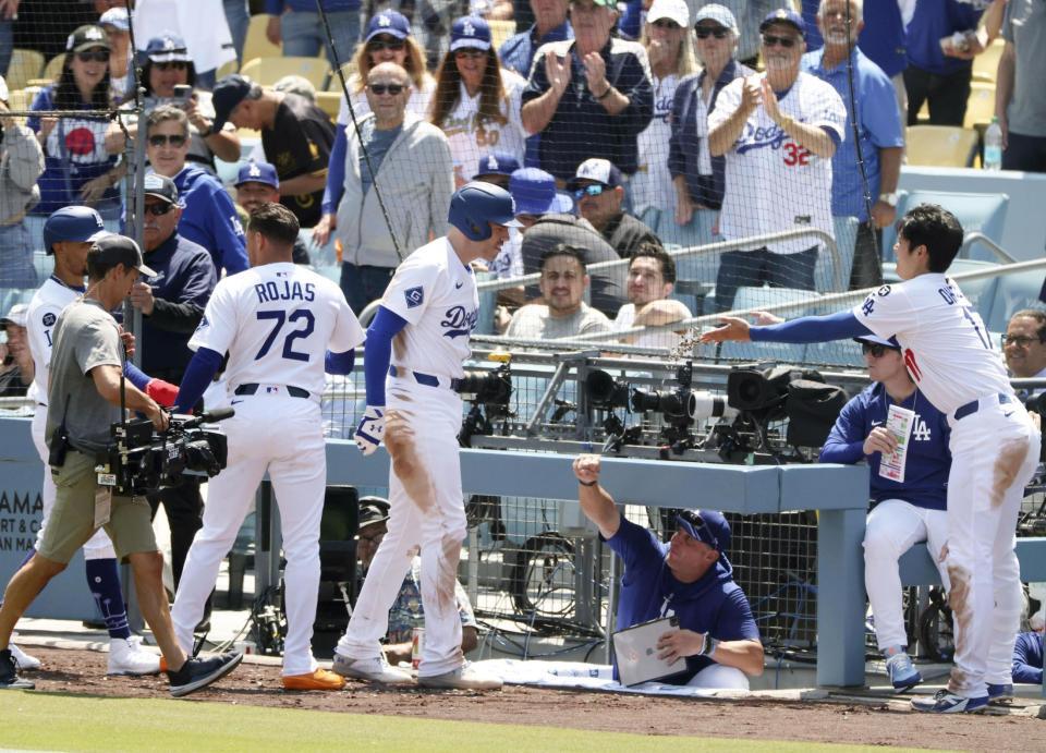 　マーリンズ戦の６回、２ランを放ち大谷（右端）からヒマワリの種で迎えられるドジャースのフリーマン＝ロサンゼルス（共同）