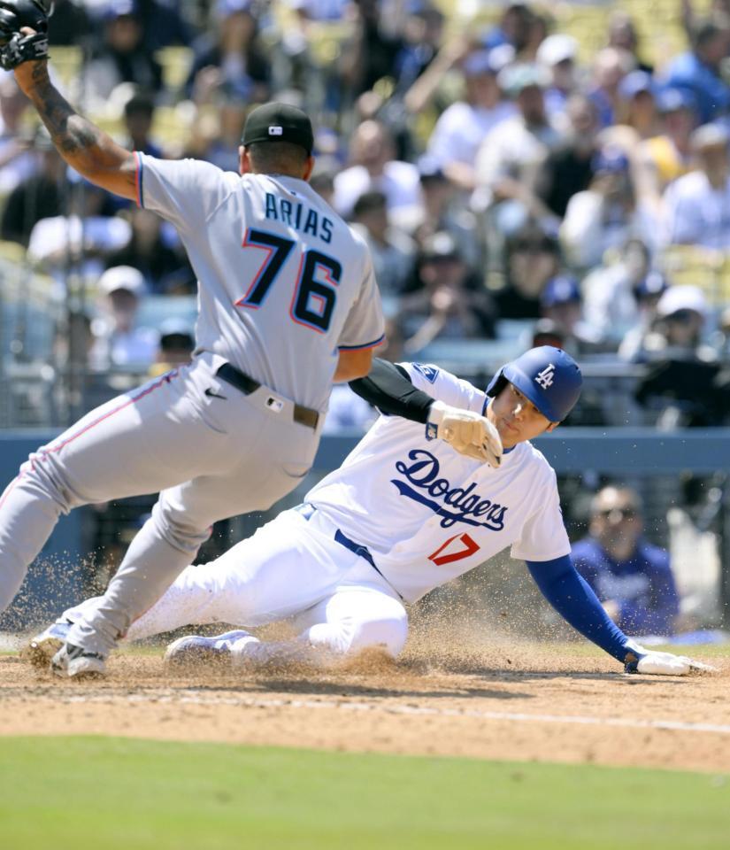 　マーリンズ戦の８回、打者テーラーの時、暴投で生還するドジャース・大谷＝ロサンゼルス（共同）