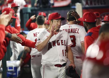 　５回を投げ終えてベンチでチームメートとタッチを交わす菊池（共同）