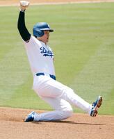 　打者ベッツの時、二盗を決める大谷（共同）