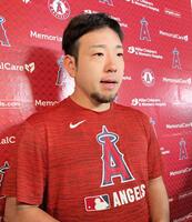 　試合後に報道陣の質問に答える菊池雄星（撮影・小林信行）